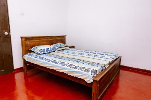 1 cama con 2 almohadas en una habitación en Savenndra Hotel, en Ranala