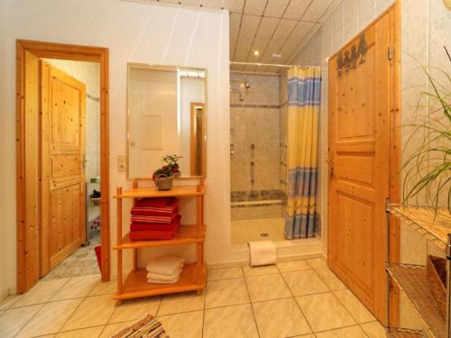 W łazience znajduje się prysznic i umywalka. w obiekcie Ferienhaus Hütter w mieście Neuschönau