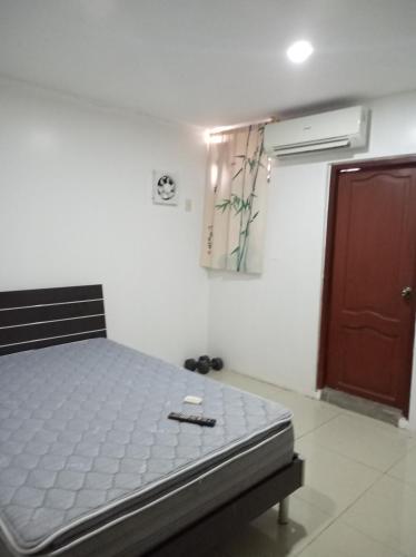 1 dormitorio con 1 cama en una habitación con puerta en SUITE BOYACA, en Guayaquil