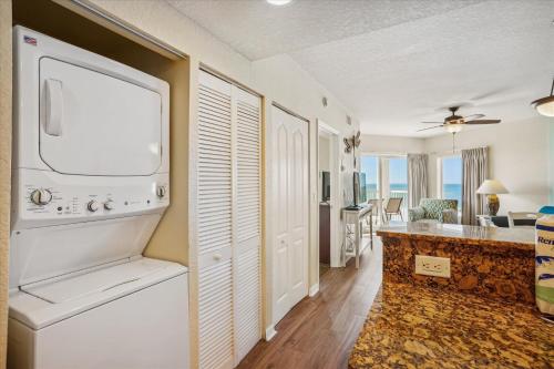 um quarto com uma cozinha e uma sala de estar em Sunset Vistas 501W em St. Pete Beach