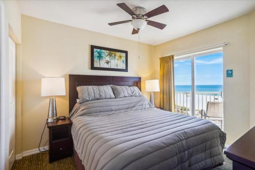 Schlafzimmer mit einem Bett und Meerblick in der Unterkunft Sunset Vistas 501W in St Pete Beach