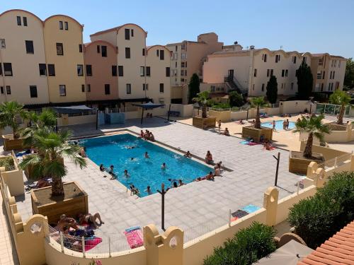 une vue aérienne d'une piscine dans un complexe hôtelier dans l'établissement Résidence les dromadaires, à Gruissan