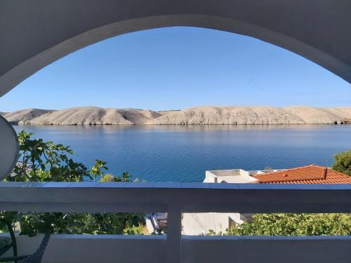 uma vista de uma grande massa de água através de uma janela em Apartmani Vesna em Miškovići