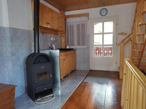 a kitchen with a stove in a room at Karak Apartman in Harghita-Băi