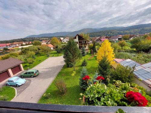 widok na dzielnicę mieszkalną z samochodem na ulicy w obiekcie Vila Old Cars w mieście Cristian