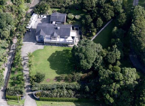 una vista aérea de una casa grande con patio en Cornwallis Palms, en Auckland