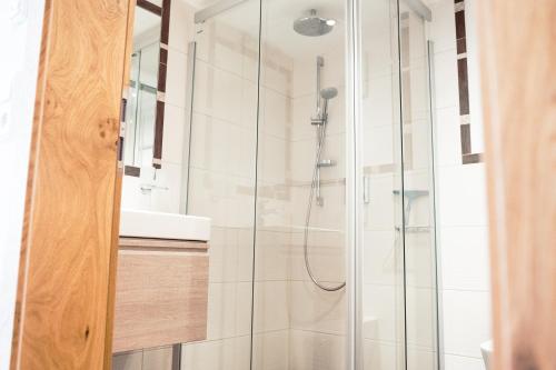 un baño con ducha y lavabo en Haus Scheuerer, en Neukirchen am Großvenediger