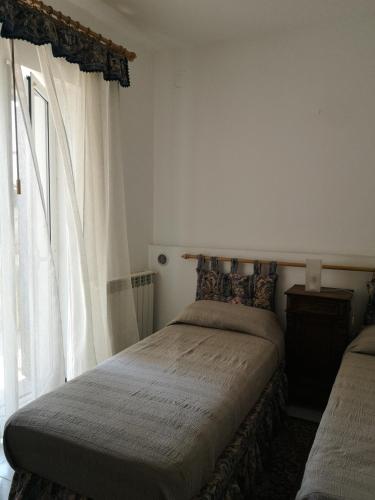 1 Schlafzimmer mit 2 Betten und einem Fenster in der Unterkunft Da Yuri in Camporosso