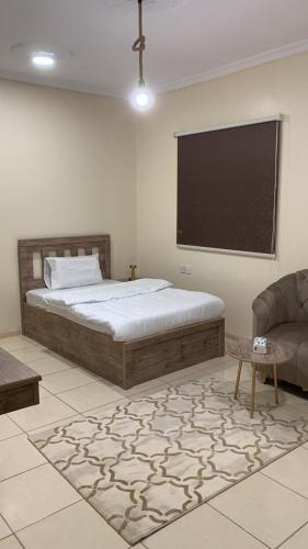 een slaapkamer met een bed en een flatscreen-tv bij حلول 9 in Abyār ‘Alī