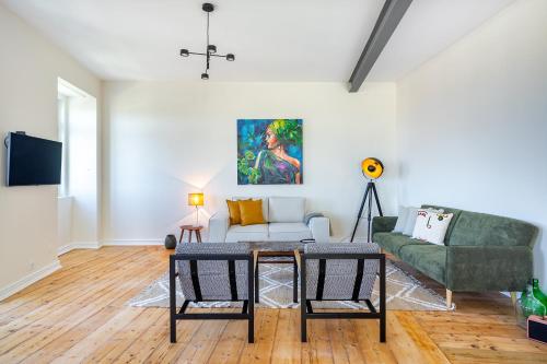 Whome - Brand New Luxury 4-Bed with Riverside Views & AC