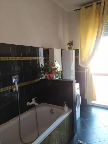 a bathroom with a bath tub and a sink at Nido delle meraviglie in Canelli