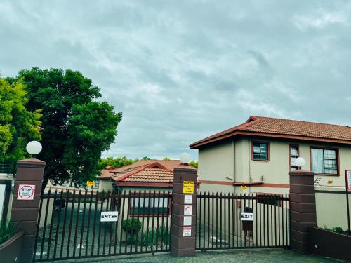 a black fence in front of a house at Mont Pelaan 88 in Newcastle