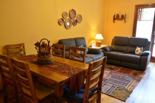 salon ze stołem i kanapą w obiekcie Apartamento Batan w mieście Huesca