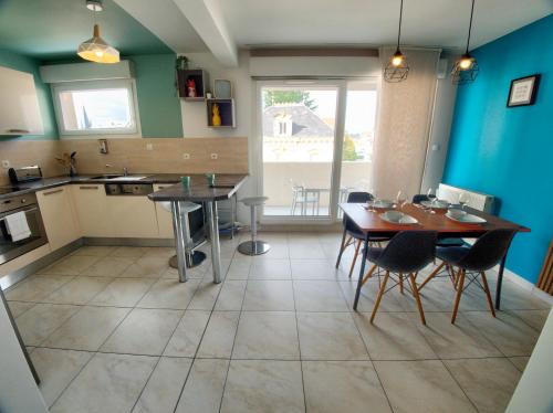 a kitchen and dining room with a table and chairs at ☆ L'Exotique ☆ 2 chambres ☆ NETFLIX ☆ in Metz