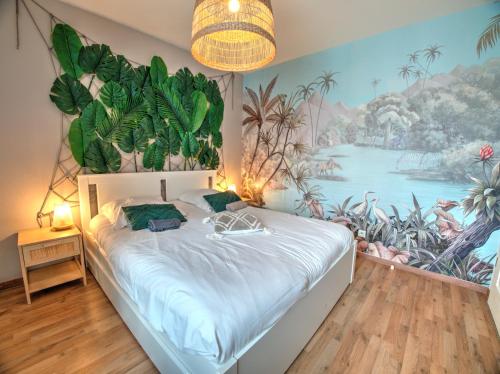 - une chambre avec un grand lit orné d'une peinture murale dans l'établissement ☆ L'Exotique ☆ 2 chambres ☆ NETFLIX ☆, à Metz