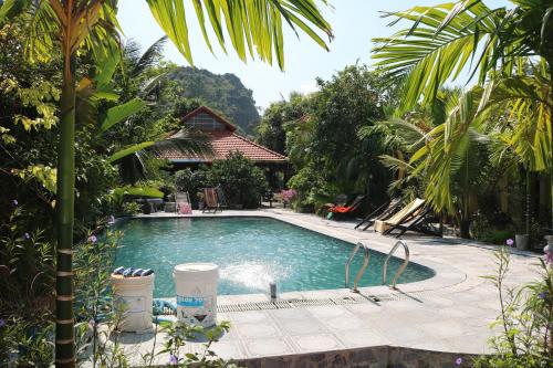 uma piscina no meio de um quintal em Hang Mua Homestay em Ninh Binh
