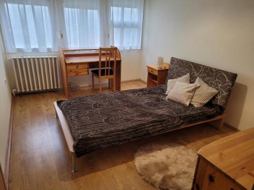 sypialnia z łóżkiem, biurkiem i stołem w obiekcie Sylvis Place w mieście Gödöllő