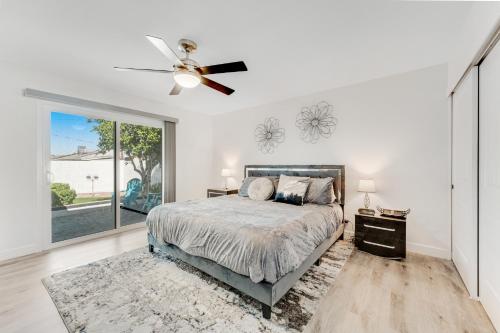 - une chambre avec un lit et un ventilateur de plafond dans l'établissement Modern Desert, à Tempe