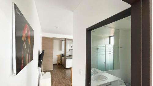 拉巴斯Sky Suites - Stunning Location with a great view of La Paz的带水槽和镜子的浴室