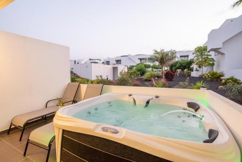 fuerteventuravv-com JACUZZI AMARILLO VV - Solarium