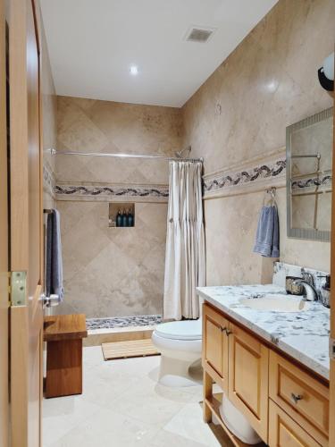een badkamer met een toilet en een douche bij Azure Rosarito Rental in Rosarito