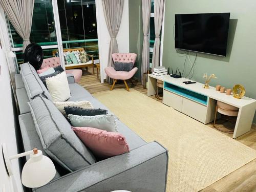 sala de estar con sofá y TV en Ap lindo, moderno, confortável, novo!, en Cumbuco