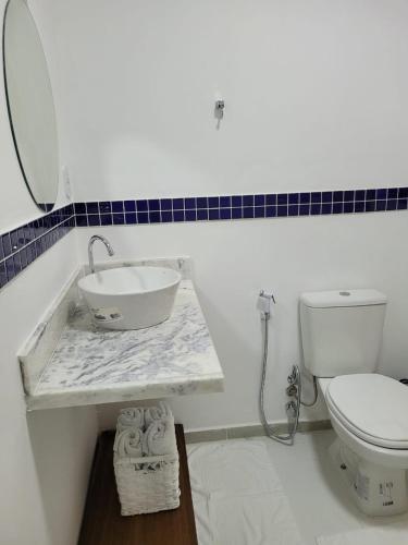Bilik mandi di Vila da Sol Itaipava casas e estúdios