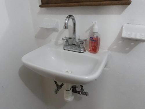 ein Waschbecken im Bad mit einer Seifenflasche drauf in der Unterkunft Cabaña Tu´ur in Lacanjá