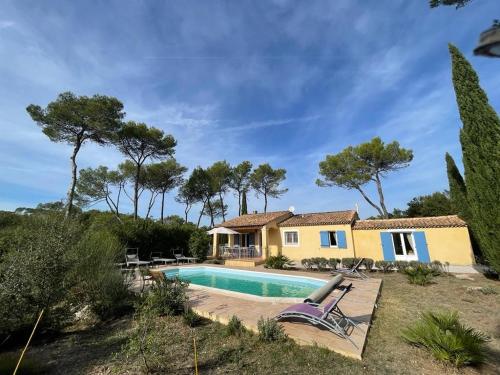une villa avec piscine et une maison dans l'établissement Charmante Villa avec piscine chauffée et terrain de pétanque, au Thoronet