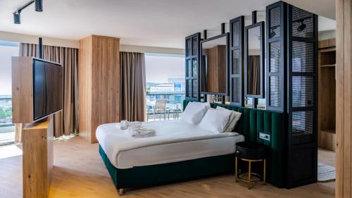 une chambre d'hôtel avec un lit et une télévision dans l'établissement Alarcha Hotels & Resort, à Manavgat