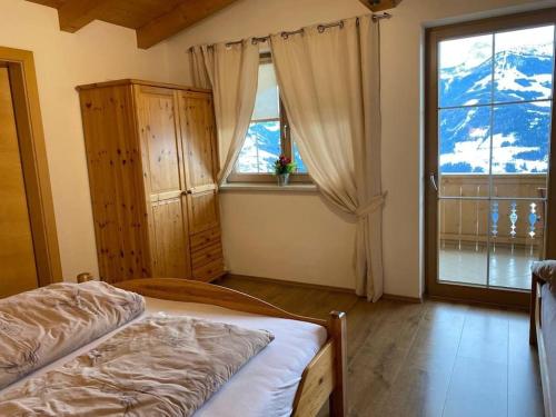 Ένα ή περισσότερα κρεβάτια σε δωμάτιο στο Ferienhaus Zillertal Panorama Blick Balkon Sauna