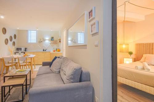 Il comprend un salon avec un canapé et un lit ainsi qu'une cuisine. dans l'établissement Au pied de Notre Dame de la Garde, à Marseille