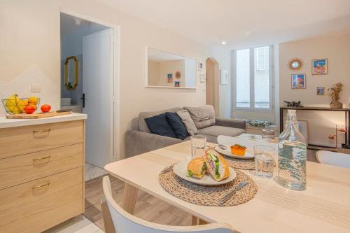 d'une cuisine et d'un salon avec une table et de la nourriture. dans l'établissement Au pied de Notre Dame de la Garde, à Marseille