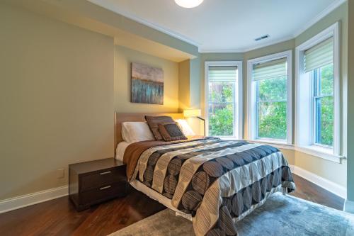 Postel nebo postele na pokoji v ubytování Luxurious Gold Coast 4BR 4-Story Villa with Parking Sleeps 12 Guests