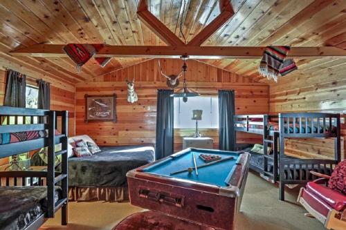 um chalé de madeira com uma mesa de bilhar num quarto em Happy Heart Bunkhouse em Pinetop-Lakeside