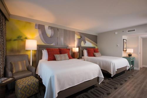 Letto o letti in una camera di Hotel Indigo Atlanta Vinings by IHG