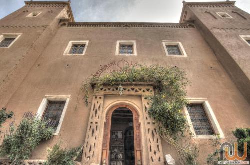 a building with an arch over the door at Auberge La Fibule Du Dades in Aït Idaïr