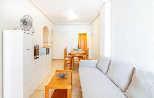Kuchyňa alebo kuchynka v ubytovaní Stunning Apartment In Torrevieja