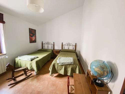 Pokój z dwoma łóżkami, stołem i globem w obiekcie Villaestanque 