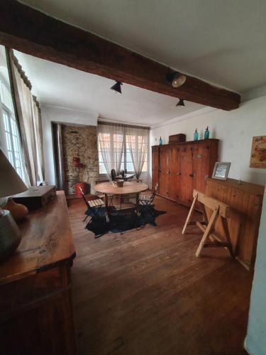 ein Wohnzimmer mit einem Tisch und Stühlen in der Unterkunft Très belle maison chaleureuse au coeur de Mirepoix in Mirepoix