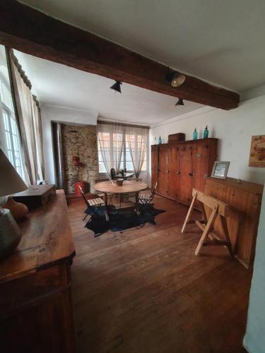 a living room with a table and chairs in it at Très belle maison chaleureuse au coeur de Mirepoix in Mirepoix