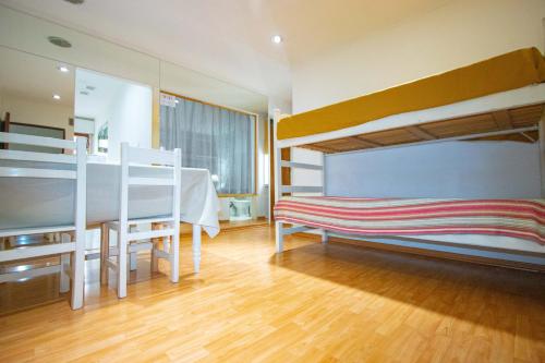 a room with two bunk beds and a dining table at Céntrico 04 in General Roca