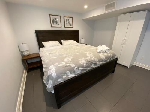 Postel nebo postele na pokoji v ubytování Yonge and Finch Subway !R Spacious & Stylish Prvt Bdr with Shared Bathroom