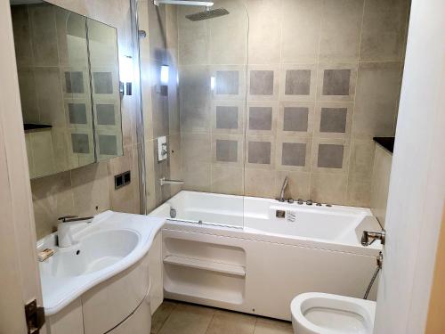 イスラマバードにあるRoyal Residencia Centaurusのバスルーム(バスタブ、洗面台、トイレ付)
