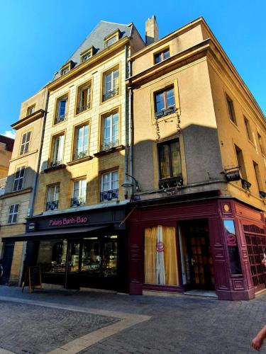 un grand bâtiment dans une rue avec un magasin dans l'établissement Bolbi, à Metz