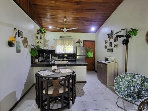 een keuken met een aanrecht en een tafel en stoelen bij Villas Playa Palo Seco in Parrita
