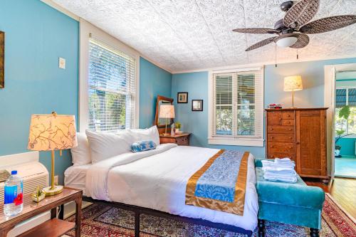 a bedroom with blue walls and a bed and a ceiling at The Estate at Mt Dora in Mount Dora
