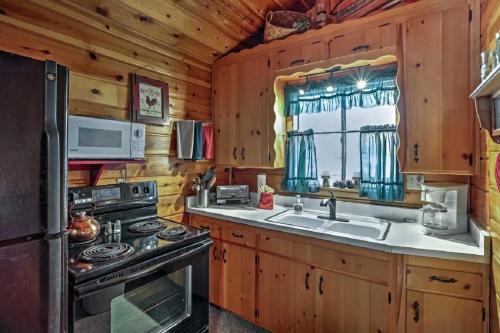 uma cozinha com um fogão e um lavatório em Happy Heart Bunkhouse em Pinetop-Lakeside