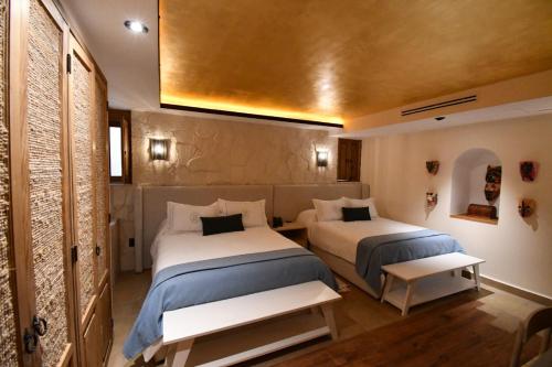 سرير أو أسرّة في غرفة في Hotel Boutique Casa Laja