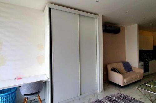 a room with a large white closet with a desk and a chair at lujoso apartamento tipo loft Listo para ti! in David